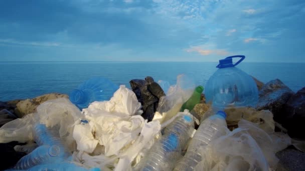 Zanieczyszczenia: Kontenerzy, tworzyw sztucznych i odpady na plaży po zimie, burz — Wideo stockowe