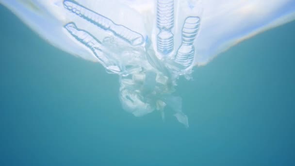 Műanyag szennyezés az óceán környezeti probléma. Műanyag pohár, bevásárlótáskák, üveg és sorsot lerakott tengeri — Stock videók