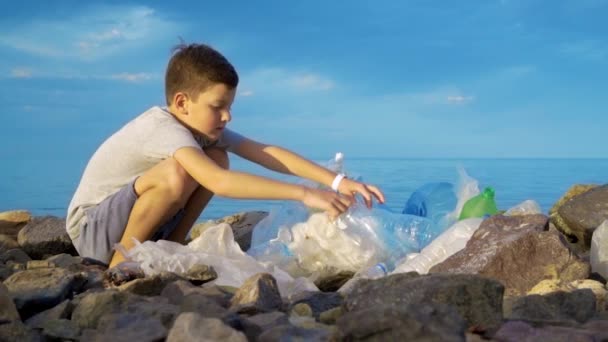 Niño voluntario limpiando la playa en el mar. Concepto de ecología segura . — Vídeos de Stock