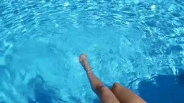 Havuzda sıçramasına kadın bacaklar. Genç kız