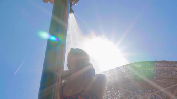 Joyeux jeune femme prenant une douche à l'extérieur — Video