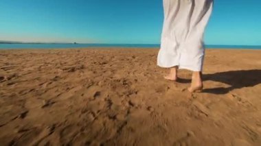 Yalınayak kum deniz sahilde yürüyüş bacaklar beyaz kız uzun beyaz giyen elbise