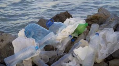 Okyanus çevre sorunu plastik kirliliği. Plastik bardak, torbalar, şişe ve payet denizde terk etti
