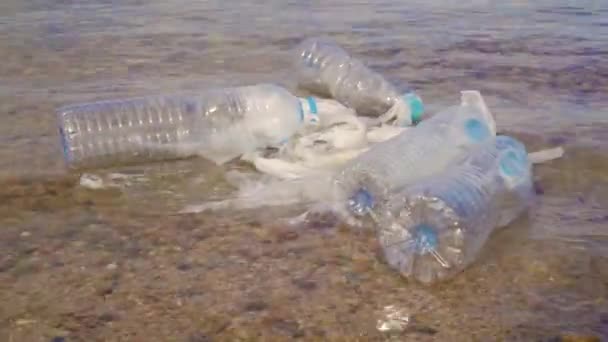 Znečištění: garbages, plast a odpady na pláži po zimní bouře — Stock video