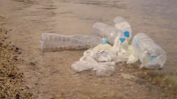Plastové znečištění v oceánu problémů životního prostředí. Plastové kelímky, sáčky, láhve a brčka dumpingové v moři — Stock video