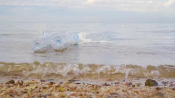 Poluição plástica no oceano problema ambiental. Copos de plástico, sacos de transporte, garrafas e palhas despejadas no mar — Vídeo de Stock