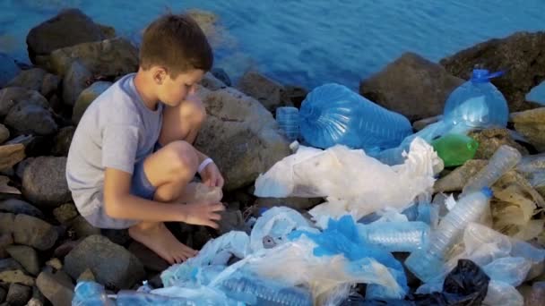 Niño Voluntario Limpiando Playa Océano — Vídeos de Stock