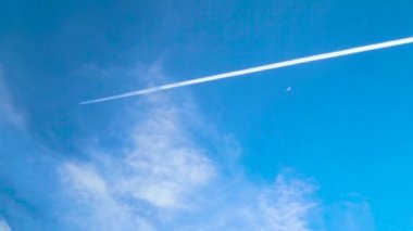 Contrain mavi gökyüzünde bırakarak uçan jet yolcu uçağı. 4k