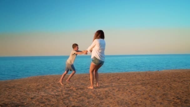 A mãe e o filho se divertem no mar — Vídeo de Stock