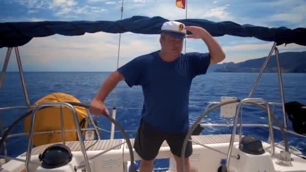Hezký úspěšný muž v lodi luxusní životní styl dovolené — Stock video