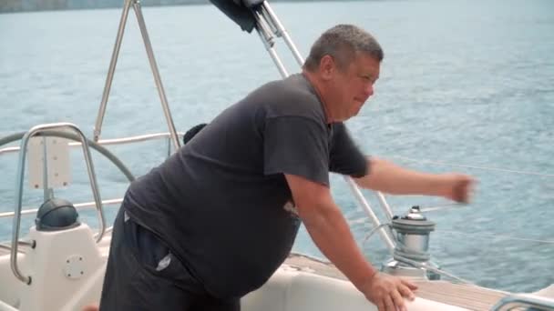 Hermoso hombre exitoso en barco estilo de vida de lujo vacaciones — Vídeo de stock