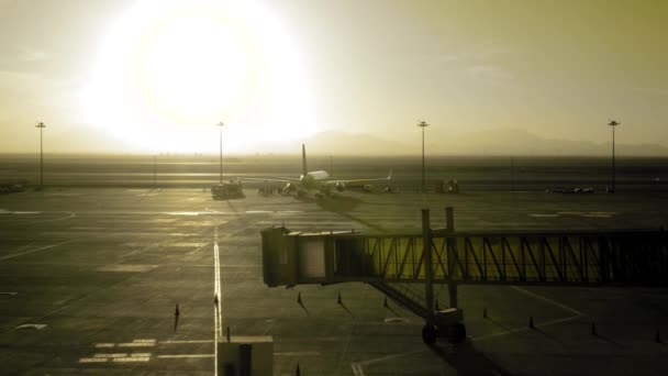 Aereo jet in pista aeroporto come silhouette di fronte al grande tramonto 4K UltraHD — Video Stock