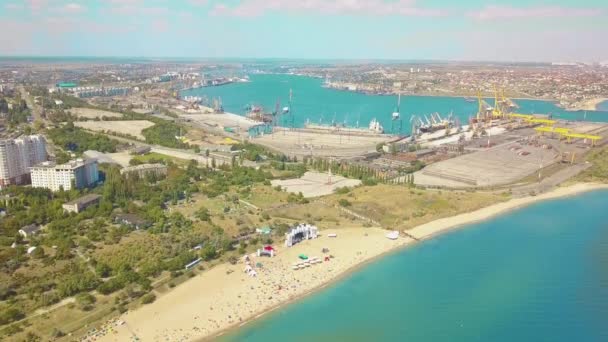 Luchtfoto van een commerciële haven met containerschepen tijdens het laden en lossen. 4k — Stockvideo