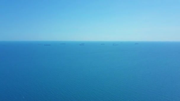 Εναέρια άποψη σκάφος φορτίου και δεξαμενόπλοιων στη θάλασσα. — Αρχείο Βίντεο