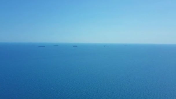 Luchtfoto vrachtschip en tank in de zee. — Stockvideo