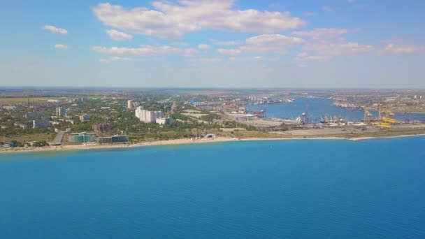 Luftaufnahme eines Handelshafens mit Containerschiffen beim Be- und Entladen. 4k — Stockvideo