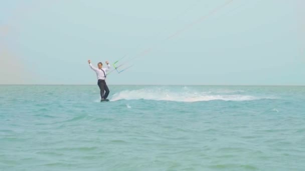 有吸引力的人与胡子骑风筝 — 图库视频影像
