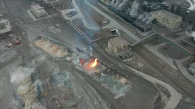 Dizel lokomotif tankı Metalurji tesisi erimiş cüruf dökün. Havadan görünümü