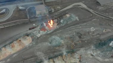Dizel lokomotif tankı Metalurji tesisi erimiş cüruf dökün. Havadan görünümü