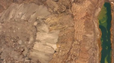 Havadan görünümü yukarıdan açık döküm madencilik taş ocağı ile lots-in makine iş - in görüntüleyin. Cüruf çukur