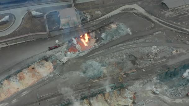 Versare scorie fuse dal serbatoio della locomotiva diesel in un impianto metallurgico. Vista aerea — Video Stock