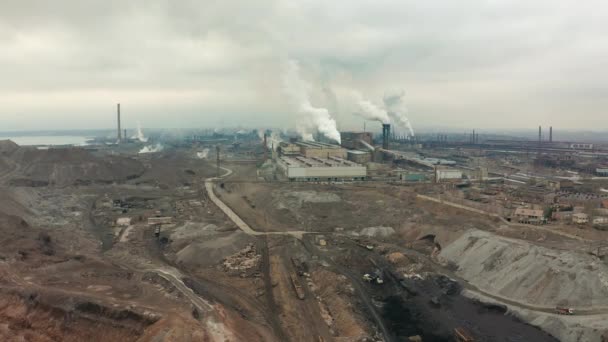 La zone industrielle avec un grand tuyau rouge et blanc épaisse fumée blanche est versée du tuyau d'usine. Pollution de l'environnement : une pipe à fumée. Vue aérienne — Video