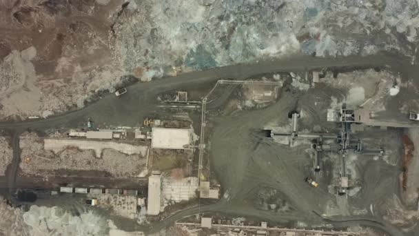 Vista aérea de la cantera minera a cielo abierto con mucha maquinaria en el trabajo - vista desde arriba. Fosa de escoria — Vídeo de stock
