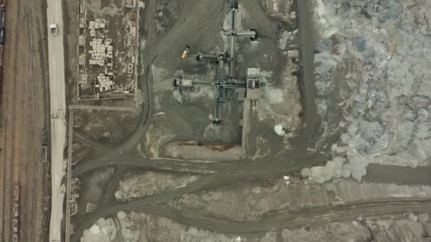 Luftaufnahme des Tagebaus mit vielen Maschinen bei der Arbeit - Blick von oben. Schlackegrube — Stockvideo