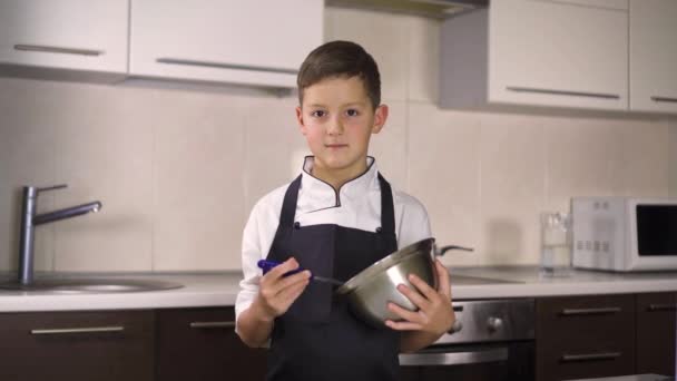 El niño con traje de cocinero. Bebé hacer la cena en traje de chef — Vídeos de Stock