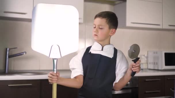 Den lilla pojken i en kostym av kocken. Baby göra middag i kocken kostym — Stockvideo
