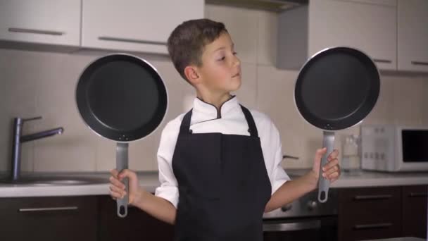 料理人のスーツの男の子。赤ちゃんは、シェフのスーツで夕食を作る — ストック動画