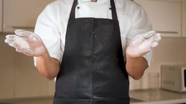 Noszenie biały fartuch, klaskanie ręce pokryte mąki do poznania chef. Koniec pracy dzień koncepcji. — Wideo stockowe