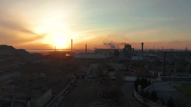 La zona industrial con humo blanco se vierte desde la tubería de la fábrica en contraste con el sol. Contaminación del medio ambiente: una tubería con humo. Vista aérea — Vídeo de stock