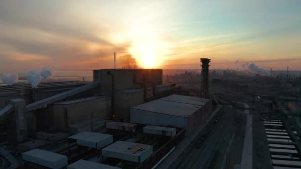 Промислова зона з білим димом виливається з заводської труби на відміну від сонця. Забруднення навколишнього середовища: труба з димом. Вид з повітря — стокове відео
