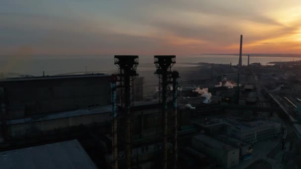 Industriegebiet bei Sonnenuntergang — Stockvideo