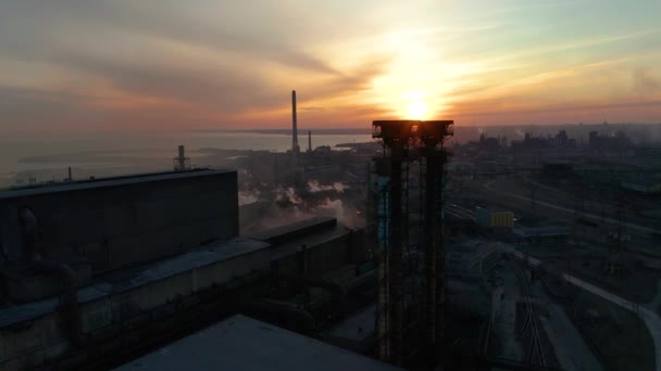 Gün batımında sanayi bölgesi — Stok video