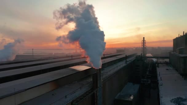 Industriegebiet mit Pfeife dicken weißen Rauch aus der Fabrik Rohr im Gegensatz zur Sonne ausgegossen. Umweltverschmutzung: eine Pfeife mit Rauch. Luftbild — Stockvideo