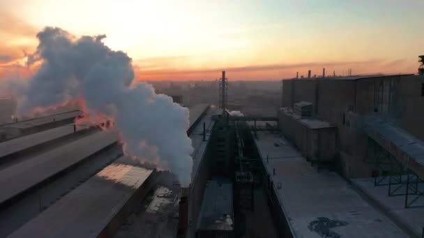 Zona industriale con la pipa spessa fumo bianco viene versato dalla pipa di fabbrica in contrasto con il sole. Inquinamento dell'ambiente: una pipa con fumo. Vista aerea — Video Stock
