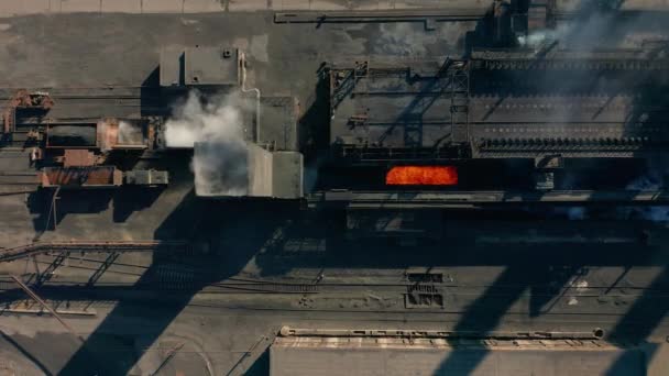 Коксові печі і хімічного заводу вугілля, коксу коксохімічний цех, Коксовий коксохімічний цех, Коксовий газ лікування, будувати промислові, промислові екстер'єру, вигляд зверху вниз, панорамний вид — стокове відео