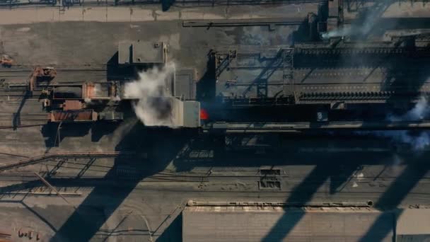 Fours à coke et usine chimique du charbon, usine de sous-produits du four à coke, usine de sous-produits du four à coke, traitement des gaz du four à coke, construction industrielle, extérieur industriel, vue d'en haut, vue panoramique — Video