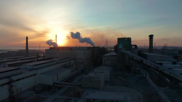 Strefy przemysłowej z biały dym wylewa się z rury fabryki w przeciwieństwie do słońca. Zanieczyszczenie środowiska: Rura dymu. Widok z lotu ptaka — Wideo stockowe