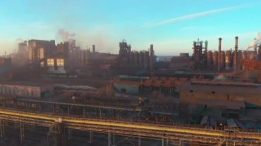 Yüksek fırın görünüm havadan. Eski fabrika. Hava atmosfer kirliliği Metalurji tesisi ile sanayileşmiş şehir üzerinde havadan görünümü.