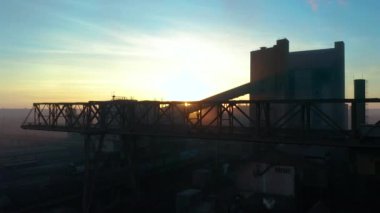 Boru kalın beyaz duman ile organize sanayi bölgesinde güneş aksine fabrika borudan dökülür. Çevre kirliliği: dumanlı bir boru. Havadan görünümü