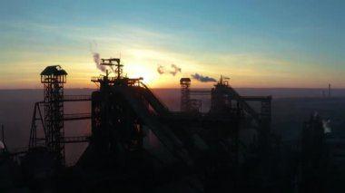 Hava ileri Cityscape günbatımı fabrika baca Buhar bina duman termik santral. Fabrika Üretim sanayi meslek ekoloji kirliliği.