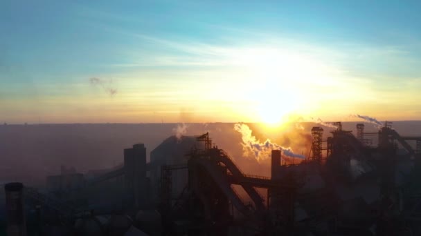 パイプ厚い白い煙と工業地帯は、太陽と対照をなして工場パイプから注がれています。環境の汚染: 煙パイプ。航空写真ビュー — ストック動画