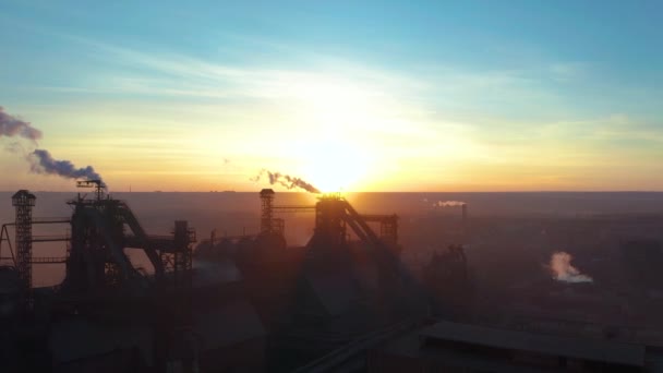 Aerial Forward Cityscape sunset Factory chimenea humo edificio planta de energía térmica de vapor. Producción industrial profesión industrial ecología contaminación — Vídeo de stock