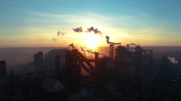 Masugnen vy från luften. Gamla fabriken. Flygfoto över industrialiserade stad med atmosfär luftföroreningar från metallurgical växten. — Stockvideo
