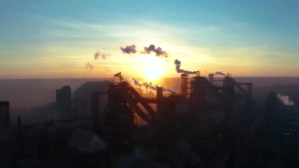 Hoogoven uitzicht vanuit de lucht. Oude fabriek. Luchtfoto uitzicht over geïndustrialiseerde stad met sfeer van luchtvervuiling van metallurgische fabriek. — Stockvideo