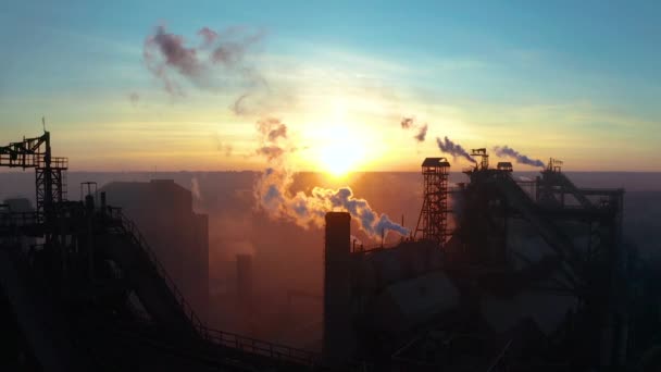 Letecké vpřed panoráma slunce tovární komín, kouř, budova parní tepelné elektrárny. Tovární výroby průmyslové profese ekologie znečištění — Stock video