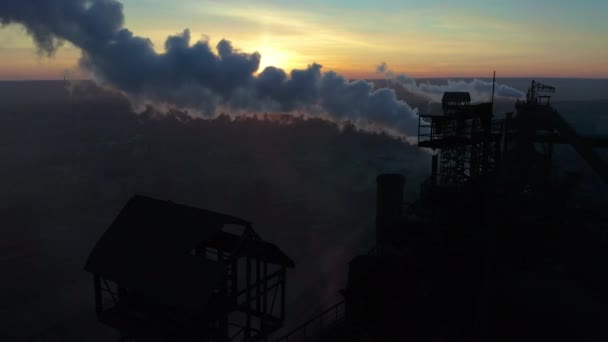 Aerial Forward Cityscape tramonto fabbrica camino fumo costruzione vapore centrale termica. Produzione industriale professione ecologia inquinamento — Video Stock